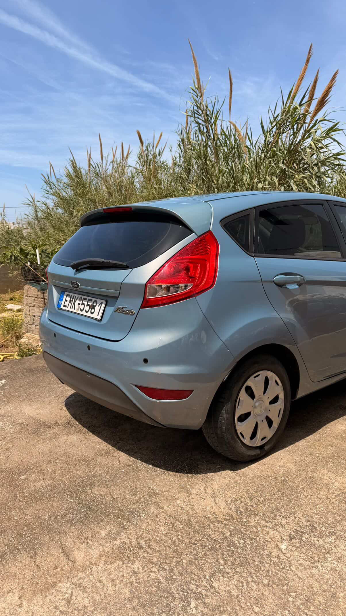 Rear view of the light blue Ford Fiesta EMK-5581